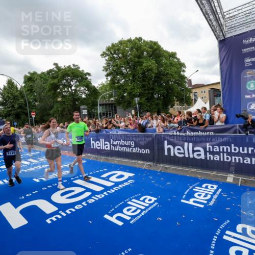 29.06.2025 - hella hamburg halbmarathon Zöllner http://msf.ph/oto/8422163 29.06.2025 10:54:12 Ziel 1410, 3208, 3209, 3898, 5638, 6294, 6443, 6581, 8390, 9791, 11499, 12213, 12379, 13397, 13794, 15169, 15524, 16780, 16871 meine-sportfotos.de