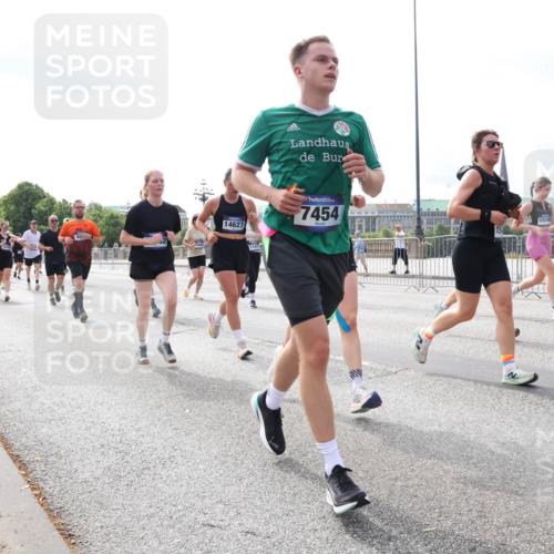 29.06.2025 - hella hamburg halbmarathon Lena Gebhardt http://msf.ph/oto/8422165 29.06.2025 10:18:42 Lombardsbrücke 14627, 1102, 7454, 15749, 1234, 1349, 1521, 1820, 2087, 2096, 2335, 2703, 2781, 2821, 3026, 3202, 3321, 3482, 3529, 3591, 3592, 3631, 4123, 4383, 4710, 4718, 4738, 4802, 4845, 5049, 5264, 5266, 5834, 5909, 5910, 6332, 6413, 6533, 7051, 7121, 7160, 7214, 7252, 7454, 8341, 8665, 8780, 9222, 9270, 9272, 9276, 9505, 9549, 9586, 9658, 9748, 9834, 10037, 10172, 10467, 10502, 10659, 10687, 10816, 12541, 12548, 12552, 12703, 13341 meine-sportfotos.de