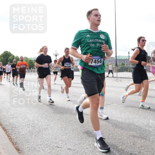 29.06.2025 - hella hamburg halbmarathon Lena Gebhardt http://msf.ph/oto/8422175 29.06.2025 10:18:42 Lombardsbrücke 5910, 14627, 7454, 15749, 1234, 1349, 1521, 1820, 2087, 2096, 2335, 2703, 2781, 2821, 3026, 3202, 3321, 3482, 3529, 3591, 3592, 3631, 4123, 4383, 4710, 4718, 4738, 4802, 4845, 5049, 5264, 5266, 5834, 5909, 5910, 6332, 6413, 6533, 7051, 7121, 7160, 7214, 7252, 7454, 8341, 8665, 8780, 9222, 9270, 9272, 9276, 9505, 9549, 9586, 9658, 9748, 9834, 10037, 10172, 10467, 10502, 10659, 10687, 10816, 12541, 12548, 12552, 12703, 13341 meine-sportfotos.de