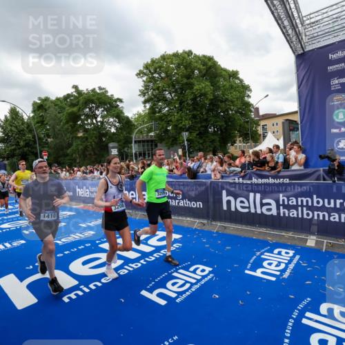 29.06.2025 - hella hamburg halbmarathon Zöllner http://msf.ph/oto/8422177 29.06.2025 10:54:13 Ziel 1410, 3208, 3209, 3898, 5638, 6294, 6443, 6581, 8390, 9791, 12213, 13397, 13794, 15169, 15524, 16780, 16871 meine-sportfotos.de