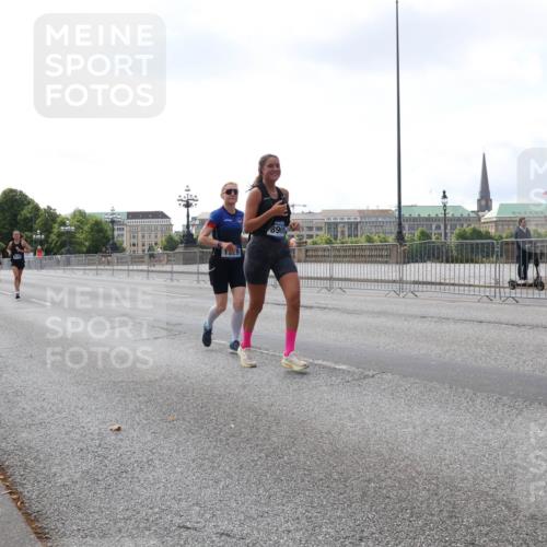 29.06.2025 - hella hamburg halbmarathon Lena Gebhardt http://msf.ph/oto/8422181 29.06.2025 10:05:57 Lombardsbrücke 8909, 1229, 1448, 1830, 1842, 1936, 2471, 2540, 2624, 3062, 3461, 3929, 4169, 4542, 4782, 5431, 5762, 6014, 7138, 7741, 8051, 8316, 8894, 8909, 9339, 9361, 9477, 9736, 9737, 9738, 9917, 10343, 10781, 10791, 10998, 11958, 13042, 13054, 13481, 14369, 14465, 14642, 14987, 15229, 15766, 15772, 16441, 16687, 17239, 17731, 17740, 17746, 17885, 18768, 18857, 18966, 18973, 19248 meine-sportfotos.de