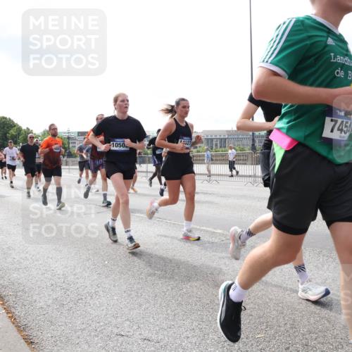 29.06.2025 - hella hamburg halbmarathon Lena Gebhardt http://msf.ph/oto/8422199 29.06.2025 10:18:42 Lombardsbrücke 5910, 1050, 14627, 7450, 505, 5436, 1234, 1349, 1521, 1820, 2087, 2096, 2335, 2703, 2781, 2821, 3026, 3202, 3321, 3482, 3529, 3591, 3592, 3631, 4123, 4383, 4710, 4718, 4738, 4802, 4845, 5049, 5264, 5266, 5834, 5909, 5910, 6332, 6413, 6533, 7051, 7121, 7160, 7214, 7252, 7454, 8341, 8665, 8780, 9222, 9270, 9272, 9276, 9505, 9549, 9586, 9658, 9748, 9834, 10037, 10172, 10467, 10502, 10659, 10687, 10816, 12541, 12548, 12552, 12703, 13341 meine-sportfotos.de