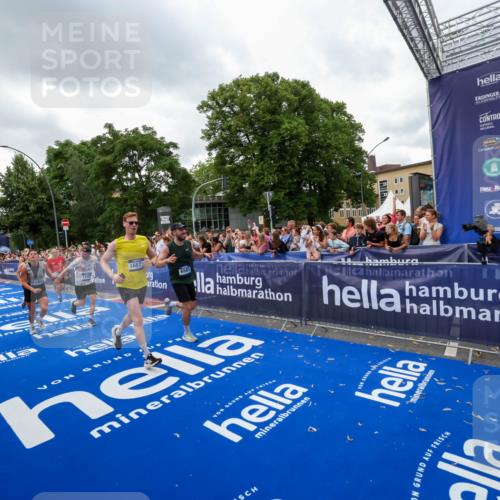 29.06.2025 - hella hamburg halbmarathon Zöllner http://msf.ph/oto/8422204 29.06.2025 10:54:14 Ziel 1410, 3177, 3208, 3209, 3898, 5638, 6082, 6084, 6294, 6443, 6581, 8390, 9791, 12213, 13033, 13397, 13794, 15169, 15524, 16780, 16871 meine-sportfotos.de