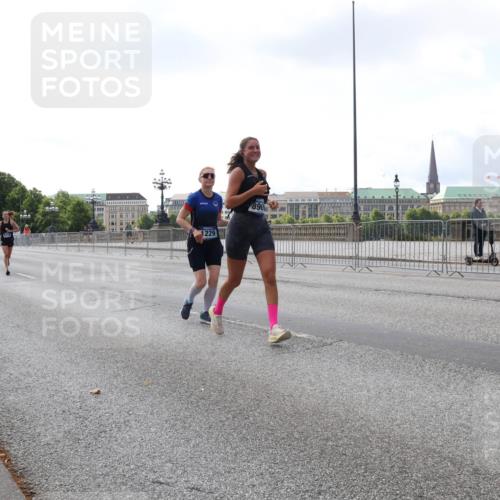 29.06.2025 - hella hamburg halbmarathon Lena Gebhardt http://msf.ph/oto/8422210 29.06.2025 10:05:57 Lombardsbrücke 1229, 890, 1229, 1448, 1830, 1842, 1936, 2471, 2540, 2624, 3062, 3461, 3929, 4169, 4542, 4782, 5431, 5762, 6014, 7138, 7741, 8051, 8316, 8894, 8909, 9339, 9361, 9477, 9736, 9737, 9738, 9917, 10343, 10781, 10791, 10998, 11958, 13042, 13054, 13481, 14369, 14465, 14642, 14987, 15229, 15766, 15772, 16441, 16687, 17239, 17731, 17740, 17746, 17885, 18768, 18857, 18966, 18973, 19248 meine-sportfotos.de
