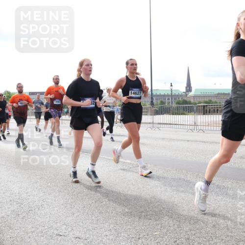 29.06.2025 - hella hamburg halbmarathon Lena Gebhardt http://msf.ph/oto/8422232 29.06.2025 10:18:43 Lombardsbrücke 5910, 14967, 48, 14247, 14627, 1520, 1574, 1234, 1349, 1521, 1820, 2096, 2335, 2703, 2781, 2821, 3026, 3202, 3321, 3482, 3529, 3591, 3592, 3631, 4123, 4383, 4710, 4718, 4738, 4802, 4845, 5049, 5264, 5266, 5834, 5909, 5910, 6332, 6413, 6533, 7051, 7121, 7160, 7214, 7252, 7454, 8341, 8665, 8780, 9222, 9270, 9272, 9276, 9505, 9549, 9586, 9658, 9748, 9834, 10037, 10172, 10467, 10502, 10659, 10687, 10816, 12541, 12548, 12552, 12703, 13341 meine-sportfotos.de