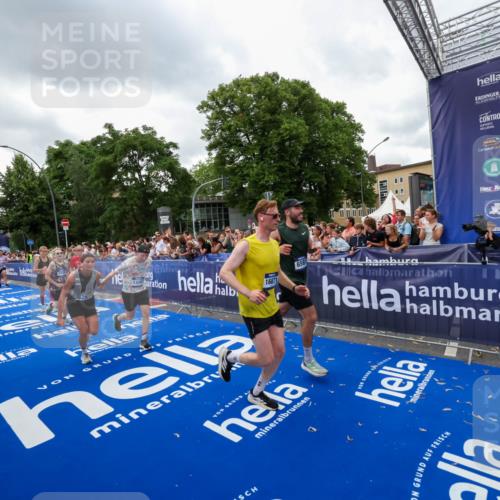 29.06.2025 - hella hamburg halbmarathon Zöllner http://msf.ph/oto/8422236 29.06.2025 10:54:14 Ziel 1410, 3177, 3208, 3209, 3898, 5638, 6082, 6084, 6294, 6443, 6581, 8390, 9791, 12213, 13033, 13397, 13794, 15169, 15524, 16780, 16871 meine-sportfotos.de