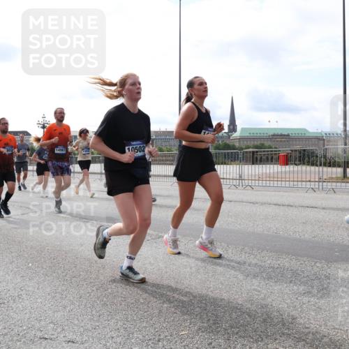 29.06.2025 - hella hamburg halbmarathon Lena Gebhardt http://msf.ph/oto/8422246 29.06.2025 10:18:43 Lombardsbrücke 802, 86, 14967, 10502, 9505, 1234, 1349, 1521, 1820, 2096, 2335, 2703, 2781, 2821, 3026, 3202, 3321, 3482, 3529, 3591, 3592, 3631, 4123, 4383, 4710, 4718, 4738, 4802, 4845, 5049, 5264, 5266, 5834, 5909, 5910, 6332, 6413, 6533, 7051, 7121, 7160, 7214, 7252, 7454, 8341, 8665, 8780, 9222, 9270, 9272, 9276, 9505, 9549, 9586, 9658, 9748, 9834, 10037, 10172, 10467, 10502, 10659, 10687, 10816, 12541, 12548, 12552, 12703, 13341 meine-sportfotos.de