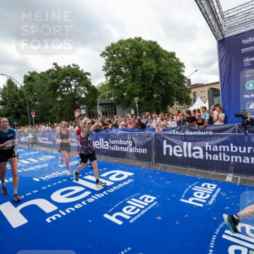 29.06.2025 - hella hamburg halbmarathon Zöllner http://msf.ph/oto/8422265 29.06.2025 10:54:16 Ziel 3103, 3177, 3861, 3898, 5638, 6082, 6084, 6294, 6443, 7274, 8223, 8390, 9791, 12213, 13033, 13397, 13794, 15169, 15524, 16527, 16780, 17087 meine-sportfotos.de