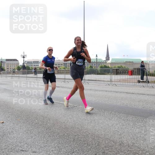 29.06.2025 - hella hamburg halbmarathon Lena Gebhardt http://msf.ph/oto/8422268 29.06.2025 10:05:57 Lombardsbrücke 29, 8909, 1229, 1448, 1830, 1842, 1936, 2471, 2540, 2624, 3062, 3461, 3929, 4169, 4542, 4782, 5431, 5762, 6014, 7138, 7741, 8051, 8316, 8894, 8909, 9339, 9361, 9477, 9736, 9737, 9738, 9917, 10343, 10781, 10791, 10998, 11958, 13042, 13054, 13481, 14369, 14465, 14642, 14987, 15229, 15766, 15772, 16441, 16687, 17239, 17731, 17740, 17746, 17885, 18768, 18857, 18966, 18973, 19248 meine-sportfotos.de
