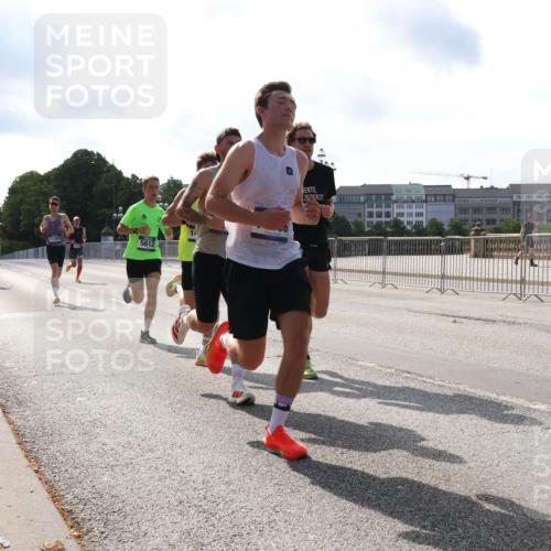 29.06.2025 - hella hamburg halbmarathon Lena Gebhardt http://msf.ph/oto/8422273 29.06.2025 09:42:39 Lombardsbrücke 11220, 5612, 2618, 5612, 7331, 7855, 9269, 10468, 11078, 11228, 12360, 13346, 13872, 13913, 14113, 14753, 14836, 15253, 16615, 17614, 18569, 18740, 19041, 19042, 19050, 19076, 19078 meine-sportfotos.de