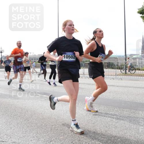 29.06.2025 - hella hamburg halbmarathon Lena Gebhardt http://msf.ph/oto/8422278 29.06.2025 10:18:43 Lombardsbrücke 4802, 14967, 10502, 1627, 1234, 1349, 1521, 1820, 2096, 2335, 2703, 2781, 2821, 3026, 3202, 3321, 3482, 3529, 3591, 3592, 3631, 4123, 4383, 4710, 4718, 4738, 4802, 4845, 5049, 5264, 5266, 5834, 5909, 5910, 6332, 6413, 6533, 7051, 7121, 7160, 7214, 7252, 7454, 8341, 8665, 8780, 9222, 9270, 9272, 9276, 9505, 9549, 9586, 9658, 9748, 9834, 10037, 10172, 10467, 10502, 10659, 10687, 10816, 12541, 12548, 12552, 12703, 13341 meine-sportfotos.de