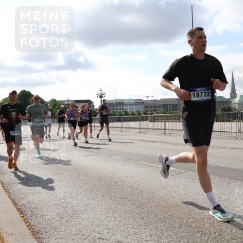 29.06.2025 - hella hamburg halbmarathon Lena Gebhardt http://msf.ph/oto/8422282 29.06.2025 09:51:56 Lombardsbrücke 1569, 1312, 18772, 1057, 1312, 1353, 1520, 1569, 1570, 1604, 1631, 1763, 1903, 1920, 2653, 2880, 2972, 3437, 3697, 4297, 4634, 4759, 4843, 4865, 4991, 4999, 5014, 5047, 5129, 5231, 5336, 5375, 5410, 5690, 5987, 6373, 6490, 6700, 6705, 6711, 6770, 7092, 7105, 7185, 7363, 7710, 8074, 8346, 8359, 8564, 8871, 8900, 9114, 9358, 9364, 9547, 9659, 10319, 10375, 10480, 10669, 10691, 10934, 10978, 11021, 11417, 11714, 11821, 12438, 12623, 12711 meine-sportfotos.de