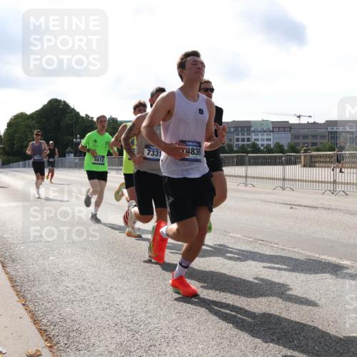 29.06.2025 - hella hamburg halbmarathon Lena Gebhardt http://msf.ph/oto/8422287 29.06.2025 09:42:39 Lombardsbrücke 11226, 5612, 7331, 4836, 2618, 5612, 7331, 7855, 9269, 10468, 11078, 11228, 12360, 13346, 13872, 13913, 14113, 14753, 14836, 15253, 16615, 17614, 18569, 18740, 19041, 19042, 19050, 19076, 19078 meine-sportfotos.de