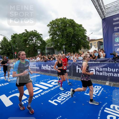 29.06.2025 - hella hamburg halbmarathon Zöllner http://msf.ph/oto/8422290 29.06.2025 10:54:16 Ziel 3103, 3177, 3861, 3898, 5638, 6082, 6084, 6294, 6443, 7274, 8223, 8390, 9791, 12213, 13033, 13397, 13794, 15169, 15524, 16527, 16780, 17087 meine-sportfotos.de