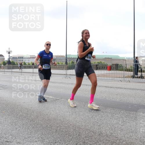 29.06.2025 - hella hamburg halbmarathon Lena Gebhardt http://msf.ph/oto/8422293 29.06.2025 10:05:57 Lombardsbrücke 1229, 890, 1229, 1448, 1830, 1842, 1936, 2471, 2540, 2624, 3062, 3461, 3929, 4169, 4542, 4782, 5431, 5762, 6014, 7138, 7741, 8051, 8316, 8894, 8909, 9339, 9361, 9477, 9736, 9737, 9738, 9917, 10343, 10781, 10791, 10998, 11958, 13042, 13054, 13481, 14369, 14465, 14642, 14987, 15229, 15766, 15772, 16441, 16687, 17239, 17731, 17740, 17746, 17885, 18768, 18857, 18966, 18973, 19248 meine-sportfotos.de