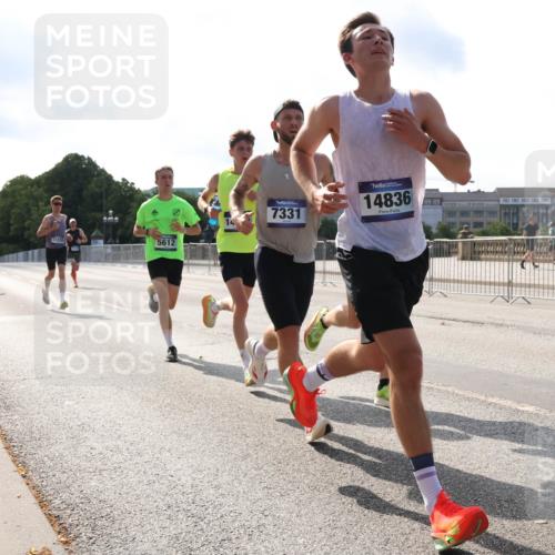 29.06.2025 - hella hamburg halbmarathon Lena Gebhardt http://msf.ph/oto/8422300 29.06.2025 09:42:39 Lombardsbrücke 11220, 5612, 7331, 14836, 2618, 5612, 7331, 7855, 9269, 10468, 11078, 11228, 12360, 13346, 13872, 13913, 14113, 14753, 14836, 15253, 16615, 17614, 18569, 18740, 19041, 19042, 19050, 19076, 19078 meine-sportfotos.de