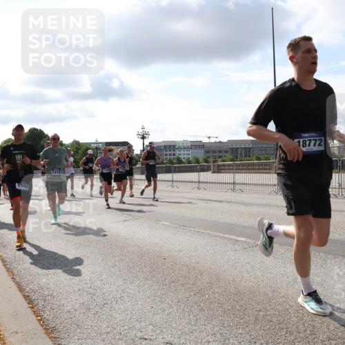 29.06.2025 - hella hamburg halbmarathon Lena Gebhardt http://msf.ph/oto/8422305 29.06.2025 09:51:56 Lombardsbrücke 1569, 1312, 18772, 1057, 1312, 1353, 1520, 1569, 1570, 1604, 1631, 1763, 1903, 1920, 2653, 2880, 2972, 3437, 3697, 4297, 4634, 4759, 4843, 4865, 4991, 4999, 5014, 5047, 5129, 5231, 5336, 5375, 5410, 5690, 5987, 6373, 6490, 6700, 6705, 6711, 6770, 7092, 7105, 7185, 7363, 7710, 8074, 8346, 8359, 8564, 8871, 8900, 9114, 9358, 9364, 9547, 9659, 10319, 10375, 10480, 10669, 10691, 10934, 10978, 11021, 11417, 11714, 11821, 12438, 12623, 12711 meine-sportfotos.de