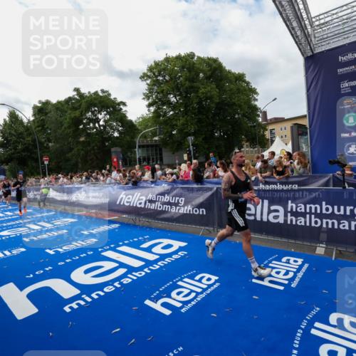 29.06.2025 - hella hamburg halbmarathon Zöllner http://msf.ph/oto/8422312 29.06.2025 10:32:30 Ziel 5070, 5746, 7845, 8883, 10484, 11745, 13199, 16957, 18562, 18563 meine-sportfotos.de