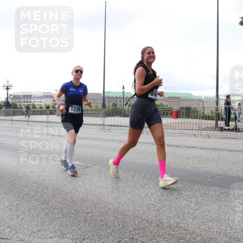 29.06.2025 - hella hamburg halbmarathon Lena Gebhardt http://msf.ph/oto/8422323 29.06.2025 10:05:58 Lombardsbrücke 1229, 89, 1229, 1448, 1830, 1842, 1936, 2471, 2540, 2624, 3062, 3461, 3929, 4169, 4542, 4782, 5431, 5762, 6014, 7138, 7741, 8051, 8316, 8894, 8909, 9339, 9361, 9477, 9736, 9737, 9738, 9917, 10343, 10781, 10791, 10998, 11958, 13042, 13054, 13481, 14369, 14465, 14642, 14987, 15229, 15766, 15772, 16441, 16687, 17239, 17731, 17740, 17746, 17885, 18768, 18857, 18966, 18973, 19248 meine-sportfotos.de