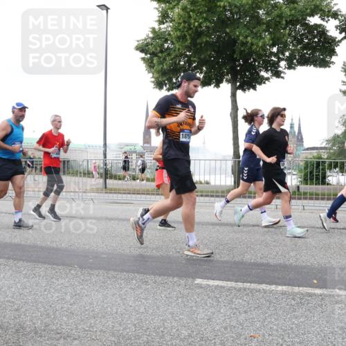 29.06.2025 - hella hamburg halbmarathon Lena Gebhardt http://msf.ph/oto/8422328 29.06.2025 10:52:48 Lombardsbrücke 1369, 1826, 2146, 2291, 2362, 2420, 2528, 2701, 2983, 2988, 3140, 3227, 3645, 3787, 4591, 4729, 5360, 6135, 6521, 6671, 7032, 7511, 7681, 7735, 7737, 7812, 8641, 9068, 9070, 9103, 9545, 9731, 10055, 10080, 10392, 10417, 10568, 10600, 10879, 10928, 10981, 11084, 11297, 11520, 11524, 11919, 12127, 12128, 12546, 12994, 14009, 14765, 14807, 14977, 14979 meine-sportfotos.de