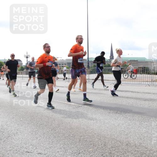 29.06.2025 - hella hamburg halbmarathon Lena Gebhardt http://msf.ph/oto/8422335 29.06.2025 10:18:44 Lombardsbrücke 5910, 1476, 18456, 1420, 1496, 1234, 1349, 1521, 1820, 2096, 2335, 2703, 2781, 2821, 3026, 3202, 3482, 3529, 3591, 3592, 3631, 4123, 4383, 4710, 4718, 4738, 4802, 4845, 5049, 5264, 5266, 5834, 5909, 5910, 6194, 6332, 6413, 6533, 6736, 7051, 7121, 7160, 7214, 7252, 7454, 8341, 8665, 8780, 9222, 9270, 9272, 9276, 9505, 9549, 9586, 9658, 9748, 9834, 10037, 10172, 10467, 10502, 10659, 10687, 10816, 12541, 12548, 12552, 12703, 13341 meine-sportfotos.de