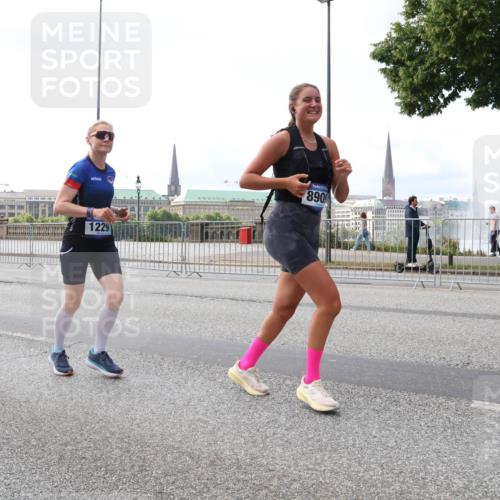 29.06.2025 - hella hamburg halbmarathon Lena Gebhardt http://msf.ph/oto/8422353 29.06.2025 10:05:58 Lombardsbrücke 1229, 8909, 1229, 1448, 1830, 1842, 1936, 2471, 2540, 2624, 3062, 3461, 3929, 4169, 4542, 4782, 5431, 5762, 6014, 7138, 7741, 8051, 8316, 8894, 8909, 9339, 9361, 9477, 9736, 9737, 9738, 9917, 10343, 10781, 10791, 10998, 11958, 13042, 13054, 13481, 14369, 14465, 14642, 14987, 15229, 15766, 15772, 16441, 16687, 17239, 17731, 17740, 17746, 17885, 18768, 18857, 18966, 18973, 19248 meine-sportfotos.de