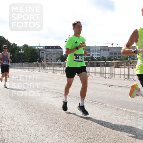 29.06.2025 - hella hamburg halbmarathon Lena Gebhardt http://msf.ph/oto/8422356 29.06.2025 09:42:40 Lombardsbrücke 19076, 11228, 5612, 4753, 2618, 5612, 7331, 7855, 9269, 10468, 11078, 11228, 12360, 13346, 13872, 13913, 14113, 14753, 14836, 15253, 16615, 17614, 18569, 18740, 19041, 19042, 19050, 19076, 19078 meine-sportfotos.de