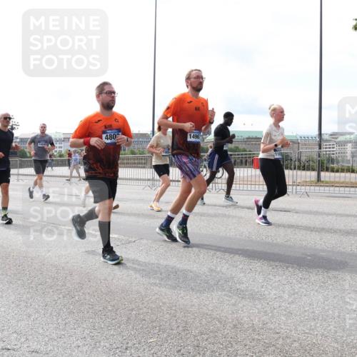 29.06.2025 - hella hamburg halbmarathon Lena Gebhardt http://msf.ph/oto/8422358 29.06.2025 10:18:44 Lombardsbrücke 14247, 760, 4802, 14967, 1234, 1349, 1521, 1820, 2096, 2335, 2703, 2781, 2821, 3026, 3202, 3482, 3529, 3591, 3592, 3631, 4123, 4383, 4710, 4718, 4738, 4802, 4845, 5049, 5264, 5266, 5834, 5909, 5910, 6194, 6332, 6413, 6533, 6736, 7051, 7121, 7160, 7214, 7252, 7454, 8341, 8665, 8780, 9222, 9270, 9272, 9276, 9505, 9549, 9586, 9658, 9748, 9834, 10037, 10172, 10467, 10502, 10659, 10687, 10816, 12541, 12548, 12552, 12703, 13341 meine-sportfotos.de