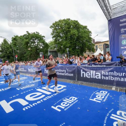 29.06.2025 - hella hamburg halbmarathon Zöllner http://msf.ph/oto/8422375 29.06.2025 10:54:18 Ziel 3103, 3177, 3861, 3898, 6082, 6084, 6443, 7274, 8223, 9791, 11430, 12213, 13033, 13794, 13803, 15169, 15524, 16527, 16574, 16750, 16780, 17087 meine-sportfotos.de