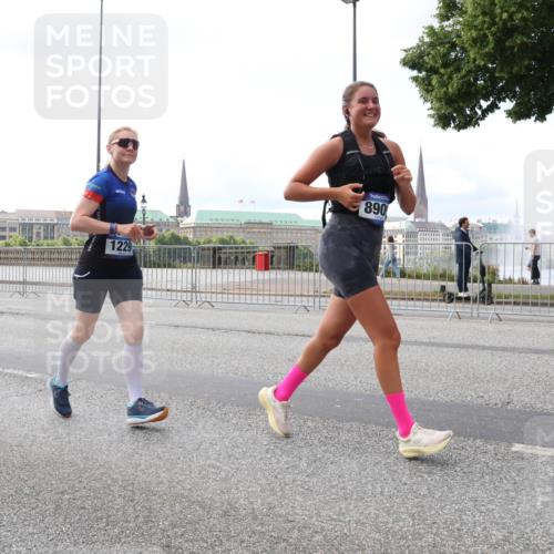 29.06.2025 - hella hamburg halbmarathon Lena Gebhardt http://msf.ph/oto/8422385 29.06.2025 10:05:58 Lombardsbrücke 1229, 890, 1229, 1448, 1830, 1842, 1936, 2471, 2540, 2624, 3062, 3461, 3929, 4169, 4542, 4782, 5431, 5762, 6014, 7138, 7741, 8051, 8316, 8894, 8909, 9339, 9361, 9477, 9736, 9737, 9738, 9917, 10343, 10781, 10791, 10998, 11958, 13042, 13054, 13481, 14369, 14465, 14642, 14987, 15229, 15766, 15772, 16441, 16687, 17239, 17731, 17740, 17746, 17885, 18768, 18857, 18966, 18973, 19248 meine-sportfotos.de