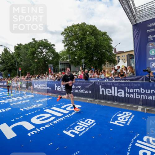 29.06.2025 - hella hamburg halbmarathon Zöllner http://msf.ph/oto/8422387 29.06.2025 10:32:32 Ziel 5070, 5746, 7845, 8883, 11745, 13199, 16957, 18135, 18562, 18563 meine-sportfotos.de