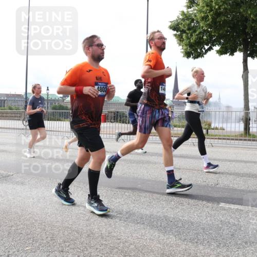 29.06.2025 - hella hamburg halbmarathon Lena Gebhardt http://msf.ph/oto/8422396 29.06.2025 10:18:45 Lombardsbrücke 14247, 4802, 14, 1234, 1349, 1521, 1820, 2096, 2335, 2703, 2781, 2821, 3026, 3105, 3202, 3529, 3591, 3592, 3631, 4123, 4383, 4710, 4718, 4802, 4845, 5049, 5264, 5266, 5323, 5834, 5909, 5910, 6194, 6332, 6413, 6533, 6736, 7051, 7121, 7160, 7214, 7252, 7454, 8341, 8665, 8780, 9222, 9270, 9272, 9276, 9505, 9549, 9586, 9658, 9748, 9757, 9834, 10037, 10172, 10467, 10502, 10659, 10687, 10816, 12541, 12548, 12552, 12703, 13341 meine-sportfotos.de