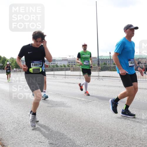 29.06.2025 - hella hamburg halbmarathon Lena Gebhardt http://msf.ph/oto/8422405 29.06.2025 10:27:54 Lombardsbrücke 18626, 13043, 1830, 1148, 2080, 3389, 4372, 5177, 5285, 5369, 5847, 6214, 6632, 7497, 7764, 7978, 8085, 8215, 9567, 9688, 10158, 10412, 10413, 11256, 11692, 11739, 12500, 12780, 12823, 12842, 13043, 13568, 13678, 13860, 14155, 14206, 15123, 15607, 15608, 16569, 16804, 16838, 17427, 17791, 18012, 18301, 18626, 18766 meine-sportfotos.de