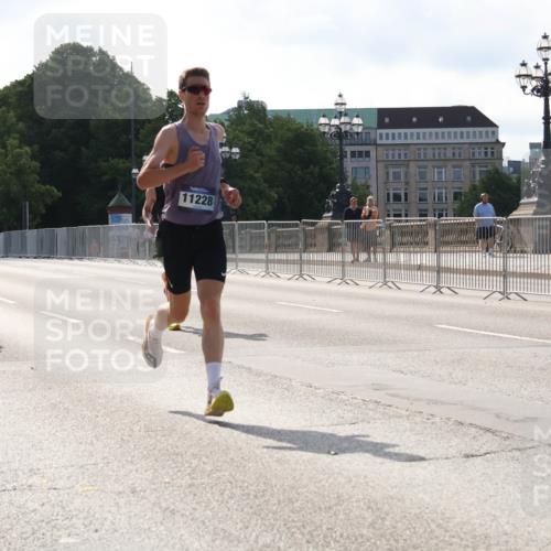 29.06.2025 - hella hamburg halbmarathon Lena Gebhardt http://msf.ph/oto/8422406 29.06.2025 09:42:40 Lombardsbrücke 19076, 11228, 2618, 5612, 7331, 7855, 9269, 10468, 11078, 11228, 12360, 13346, 13872, 13913, 14113, 14753, 14836, 15253, 16615, 17614, 18569, 18740, 19041, 19042, 19050, 19076, 19078 meine-sportfotos.de