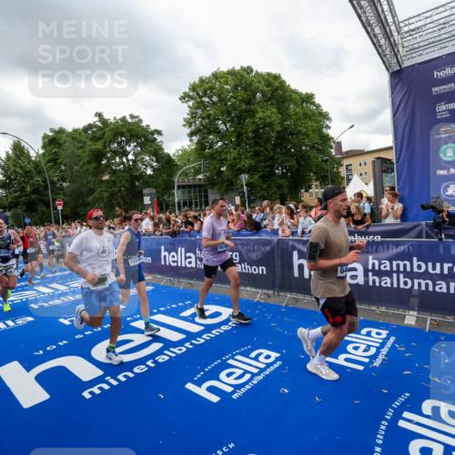29.06.2025 - hella hamburg halbmarathon Zöllner http://msf.ph/oto/8422407 29.06.2025 10:54:19 Ziel 3103, 3177, 3861, 3898, 6082, 6084, 6443, 7274, 8223, 11430, 12213, 13033, 13803, 15169, 15524, 16527, 16574, 16750, 16780, 16879, 17087 meine-sportfotos.de