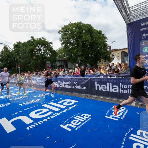 29.06.2025 - hella hamburg halbmarathon Zöllner http://msf.ph/oto/8422409 29.06.2025 10:32:33 Ziel 1707, 5070, 5746, 7845, 8883, 11745, 11877, 13199, 16957, 18135, 18562, 18563 meine-sportfotos.de