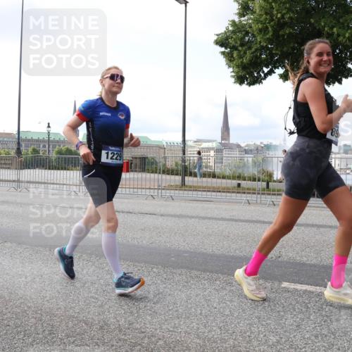 29.06.2025 - hella hamburg halbmarathon Lena Gebhardt http://msf.ph/oto/8422414 29.06.2025 10:05:58 Lombardsbrücke 1229, 89, 1229, 1448, 1830, 1842, 1936, 2471, 2540, 2624, 3062, 3461, 3929, 4169, 4542, 4782, 5431, 5762, 6014, 7138, 7741, 8051, 8316, 8894, 8909, 9339, 9361, 9477, 9736, 9737, 9738, 9917, 10343, 10781, 10791, 10998, 11958, 13042, 13054, 13481, 14369, 14465, 14642, 14987, 15229, 15766, 15772, 16441, 16687, 17239, 17731, 17740, 17746, 17885, 18768, 18857, 18966, 18973, 19248 meine-sportfotos.de