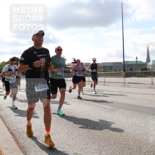 29.06.2025 - hella hamburg halbmarathon Lena Gebhardt http://msf.ph/oto/8422415 29.06.2025 09:51:57 Lombardsbrücke 10691, 2, 312, 14226, 1569, 1057, 1312, 1353, 1520, 1569, 1570, 1604, 1631, 1763, 1903, 1920, 2653, 2880, 3437, 3697, 4297, 4634, 4759, 4843, 4865, 4991, 5014, 5047, 5129, 5231, 5336, 5375, 5410, 5690, 5987, 6373, 6490, 6700, 6705, 6711, 6770, 7092, 7105, 7185, 7363, 7710, 8074, 8346, 8359, 8564, 8871, 8900, 9114, 9358, 9364, 9547, 9659, 10319, 10375, 10480, 10669, 10691, 10934, 10978, 11021, 11417, 11714, 11821, 12438, 12623, 12711 meine-sportfotos.de