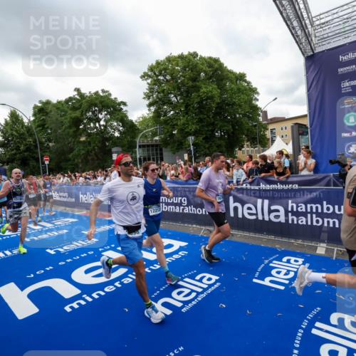 29.06.2025 - hella hamburg halbmarathon Zöllner http://msf.ph/oto/8422419 29.06.2025 10:54:19 Ziel 3103, 3177, 3861, 3898, 6082, 6084, 6443, 7274, 8223, 11430, 12213, 13033, 13803, 15169, 15524, 16527, 16574, 16750, 16780, 16879, 17087 meine-sportfotos.de
