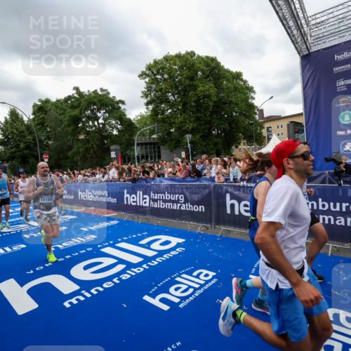 29.06.2025 - hella hamburg halbmarathon Zöllner http://msf.ph/oto/8422425 29.06.2025 10:54:20 Ziel 1267, 3103, 3177, 3861, 3898, 6082, 6084, 6443, 7274, 8223, 11430, 12213, 13033, 13289, 13803, 15169, 15946, 16527, 16574, 16750, 16780, 16879, 17087, 17698, 18268 meine-sportfotos.de