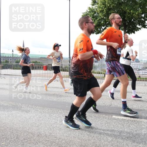 29.06.2025 - hella hamburg halbmarathon Lena Gebhardt http://msf.ph/oto/8422430 29.06.2025 10:18:45 Lombardsbrücke 10856, 149, 1234, 1349, 1521, 1820, 2096, 2335, 2703, 2781, 2821, 3026, 3105, 3202, 3529, 3591, 3592, 3631, 4123, 4383, 4710, 4718, 4802, 4845, 5049, 5264, 5266, 5323, 5834, 5909, 5910, 6194, 6332, 6413, 6533, 6736, 7051, 7121, 7160, 7214, 7252, 7454, 8341, 8665, 8780, 9222, 9270, 9272, 9276, 9505, 9549, 9586, 9658, 9748, 9757, 9834, 10037, 10172, 10467, 10502, 10659, 10687, 10816, 12541, 12548, 12552, 12703, 13341 meine-sportfotos.de