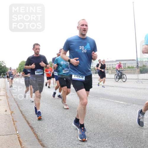 29.06.2025 - hella hamburg halbmarathon Lena Gebhardt http://msf.ph/oto/8422451 29.06.2025 10:52:49 Lombardsbrücke 16056, 9063, 16053, 20, 20, 1369, 1826, 2146, 2291, 2362, 2420, 2528, 2701, 2983, 2988, 3140, 3227, 3645, 3787, 4591, 4729, 5360, 6135, 6521, 6671, 7032, 7511, 7681, 7735, 7737, 7812, 8641, 9068, 9070, 9103, 9545, 9731, 10055, 10080, 10392, 10417, 10568, 10600, 10661, 10879, 10928, 10981, 11084, 11297, 11520, 11524, 11919, 12127, 12128, 12546, 12994, 13489, 14009, 14765, 14807, 14977, 14979, 16137 meine-sportfotos.de