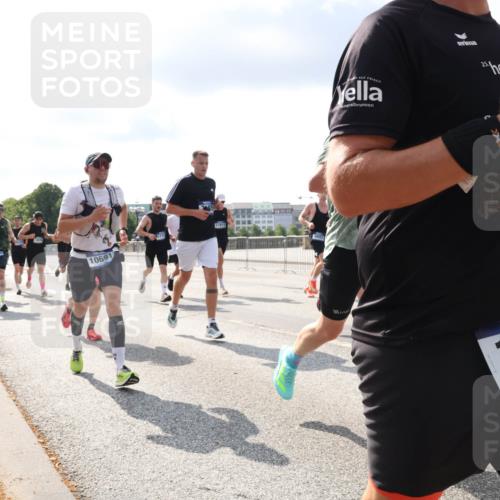 29.06.2025 - hella hamburg halbmarathon Lena Gebhardt http://msf.ph/oto/8422462 29.06.2025 09:51:57 Lombardsbrücke 4600, 10691, 17911, 25, 1569, 1057, 1312, 1353, 1520, 1569, 1570, 1604, 1631, 1763, 1903, 1920, 2653, 2880, 3437, 3697, 4297, 4634, 4759, 4843, 4865, 4991, 5014, 5047, 5129, 5231, 5336, 5375, 5410, 5690, 5987, 6373, 6490, 6700, 6705, 6711, 6770, 7092, 7105, 7185, 7363, 7710, 8074, 8346, 8359, 8564, 8871, 8900, 9114, 9358, 9364, 9547, 9659, 10319, 10375, 10480, 10669, 10691, 10934, 10978, 11021, 11417, 11714, 11821, 12438, 12623, 12711 meine-sportfotos.de
