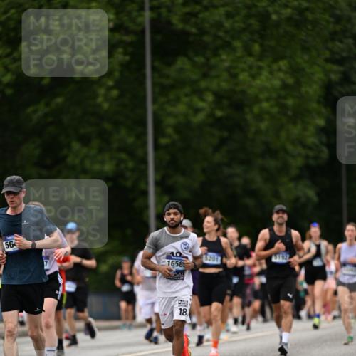 29.06.2025 - hella hamburg halbmarathon Dr. Thomas Lammeyer http://msf.ph/oto/8422463 29.06.2025 10:48:14 Kennedybrücke 1816, 2258, 2343, 2361, 3597, 4636, 4866, 5001, 5192, 5201, 5214, 5649, 5720, 5902, 5905, 6012, 6096, 6226, 6334, 6931, 7197, 7205, 8504, 9704, 9879, 10006, 10097, 10220, 11093, 11279 meine-sportfotos.de