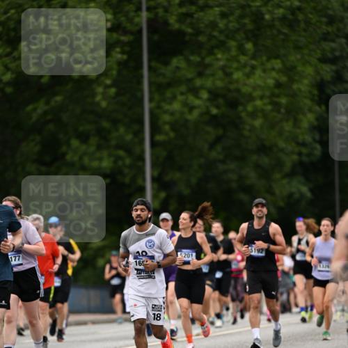 29.06.2025 - hella hamburg halbmarathon Dr. Thomas Lammeyer http://msf.ph/oto/8422474 29.06.2025 10:48:14 Kennedybrücke 1816, 2258, 2343, 2361, 3597, 4636, 4866, 5001, 5192, 5201, 5214, 5649, 5720, 5902, 5905, 6012, 6096, 6226, 6334, 6931, 7197, 7205, 8504, 9704, 9879, 10006, 10097, 10220, 11093, 11279 meine-sportfotos.de