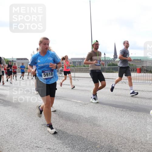 29.06.2025 - hella hamburg halbmarathon Lena Gebhardt http://msf.ph/oto/8422484 29.06.2025 10:18:46 Lombardsbrücke 5049, 18336, 7214, 5910, 5138, 1234, 1349, 1521, 1820, 2096, 2335, 2703, 2781, 2821, 3026, 3105, 3118, 3202, 3529, 3591, 3592, 3631, 4123, 4383, 4710, 4718, 4802, 4845, 5049, 5264, 5266, 5323, 5834, 5909, 5910, 6194, 6332, 6413, 6533, 6736, 7051, 7121, 7160, 7214, 7252, 7454, 8341, 8665, 8780, 9222, 9270, 9272, 9276, 9505, 9549, 9586, 9658, 9748, 9756, 9757, 9834, 10037, 10172, 10467, 10502, 10659, 10687, 10816, 12541, 12548, 12552, 12703, 13341 meine-sportfotos.de