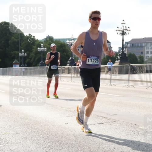 29.06.2025 - hella hamburg halbmarathon Lena Gebhardt http://msf.ph/oto/8422493 29.06.2025 09:42:41 Lombardsbrücke 13340, 19076, 18740, 11228, 2618, 5612, 7331, 7855, 9269, 10468, 11078, 11228, 12360, 13346, 13872, 13913, 14113, 14753, 14836, 15253, 16615, 17614, 18569, 18740, 19041, 19042, 19050, 19076, 19078 meine-sportfotos.de