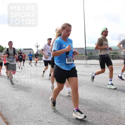 29.06.2025 - hella hamburg halbmarathon Lena Gebhardt http://msf.ph/oto/8422498 29.06.2025 10:18:46 Lombardsbrücke 5049, 18456, 18336, 7214, 5910, 14247, 1234, 1349, 1521, 1820, 2096, 2335, 2703, 2781, 2821, 3026, 3105, 3118, 3202, 3529, 3591, 3592, 3631, 4123, 4383, 4710, 4718, 4802, 4845, 5049, 5264, 5266, 5323, 5834, 5909, 5910, 6194, 6332, 6413, 6533, 6736, 7051, 7121, 7160, 7214, 7252, 7454, 8341, 8665, 8780, 9222, 9270, 9272, 9276, 9505, 9549, 9586, 9658, 9748, 9756, 9757, 9834, 10037, 10172, 10467, 10502, 10659, 10687, 10816, 12541, 12548, 12552, 12703, 13341 meine-sportfotos.de