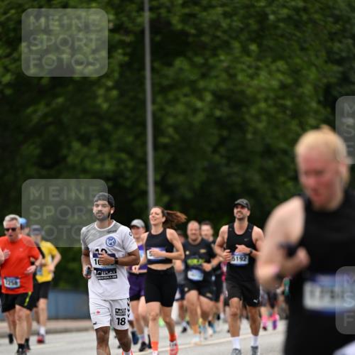 29.06.2025 - hella hamburg halbmarathon Dr. Thomas Lammeyer http://msf.ph/oto/8422501 29.06.2025 10:48:15 Kennedybrücke 1816, 2258, 2343, 2361, 3597, 4636, 4866, 5001, 5192, 5201, 5214, 5649, 5902, 5905, 6012, 6096, 6226, 6334, 6931, 7197, 7205, 8504, 9704, 9879, 10006, 10097, 10220, 11093, 11279 meine-sportfotos.de