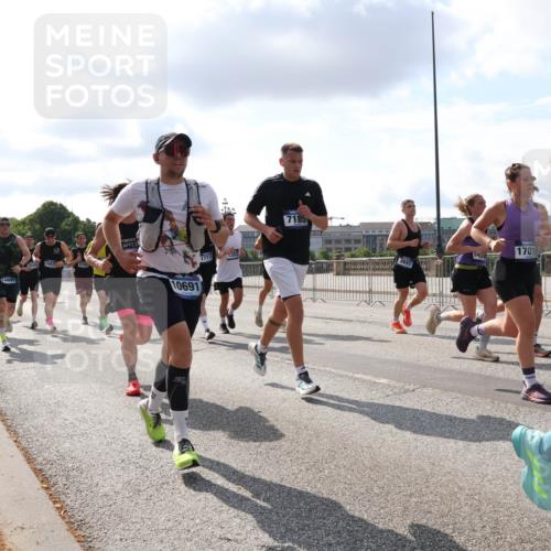 29.06.2025 - hella hamburg halbmarathon Lena Gebhardt http://msf.ph/oto/8422503 29.06.2025 09:51:58 Lombardsbrücke 10691, 7185, 17016, 1057, 1312, 1353, 1520, 1569, 1570, 1604, 1631, 1763, 1903, 2653, 2880, 3437, 3697, 4297, 4634, 4843, 4865, 4991, 5014, 5047, 5129, 5231, 5336, 5375, 5410, 5690, 5987, 6373, 6490, 6700, 6705, 6711, 6770, 7092, 7105, 7185, 7363, 7710, 8074, 8346, 8359, 8564, 8871, 8900, 9114, 9358, 9364, 9547, 9659, 10319, 10375, 10480, 10669, 10691, 10934, 10978, 11021, 11417, 11714, 11821, 12438, 12623, 12711 meine-sportfotos.de